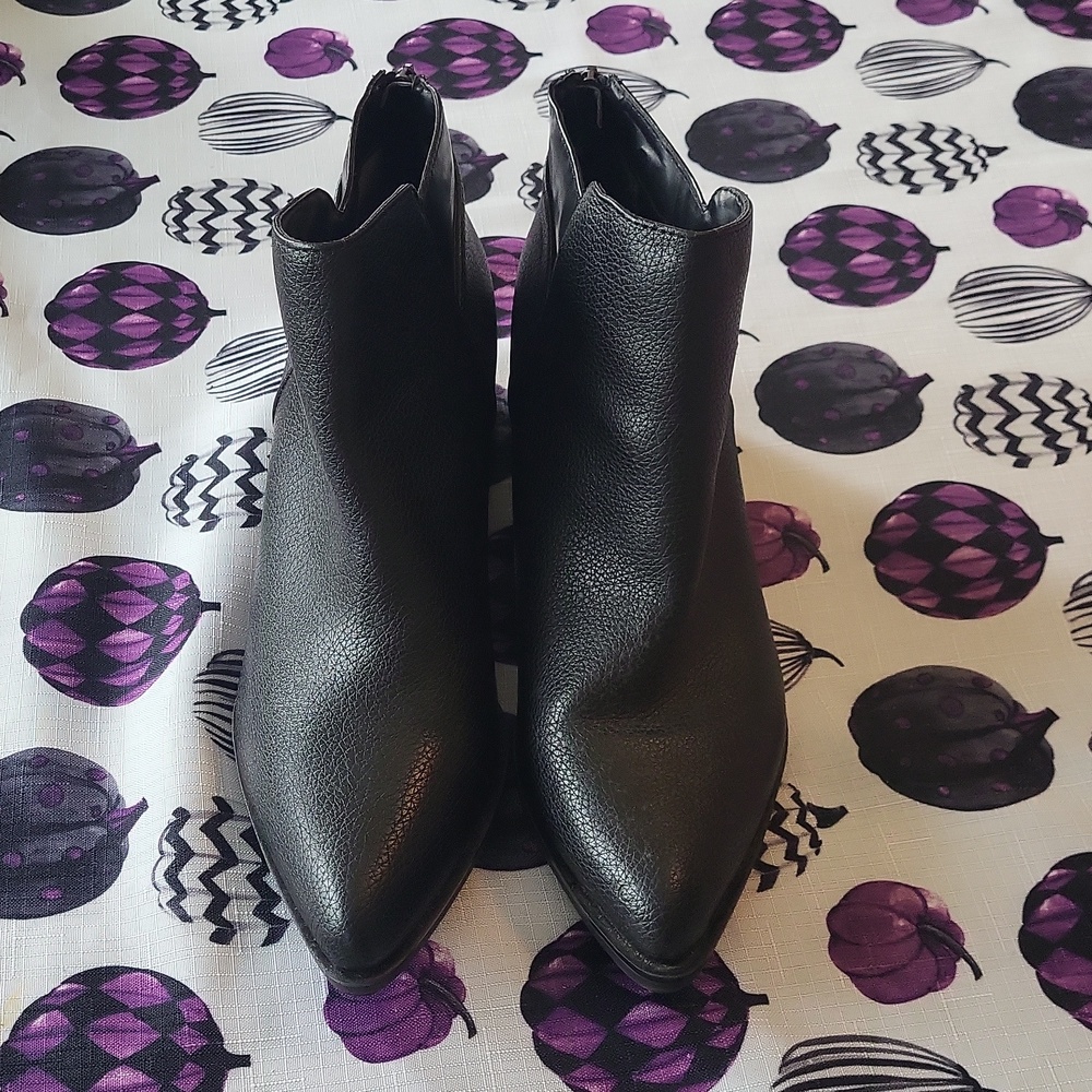 Women's size 10 medium Simply Vera Wang black heeled booties